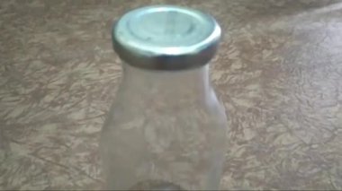 Kahverengi tabanda boş cam şişe, yakın plan..