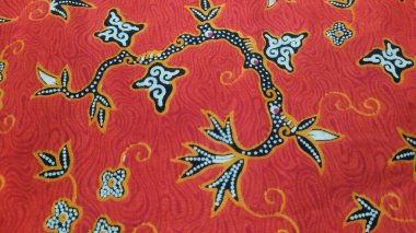 Siyah beyaz desenli kırmızı batik kıyafetlerin arka planı, resmi kumaş dokusu. yakın plan.