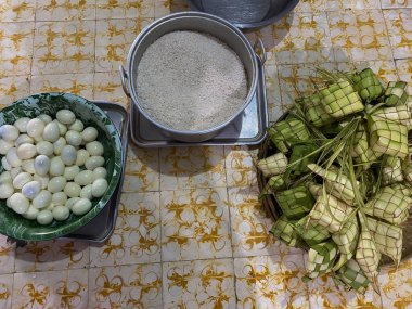 Ketupat ya da Kupat pirinç köftesi ya da olgun elmastır. Endonezya 'dan ketupat, bayram bayramı sırasında pilav pişirmek için taze hindistan cevizi yapraklarından yapılan doğal pirinç kabı..
