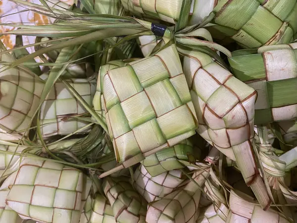 Ketupat ya da Kupat pirinç köftesi ya da olgun elmastır. Endonezya 'dan ketupat, bayram bayramı sırasında pilav pişirmek için taze hindistan cevizi yapraklarından yapılan doğal pirinç kabı..