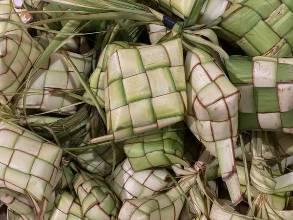 Ketupat ya da Kupat pirinç köftesi ya da olgun elmastır. Endonezya 'dan ketupat, bayram bayramı sırasında pilav pişirmek için taze hindistan cevizi yapraklarından yapılan doğal pirinç kabı..