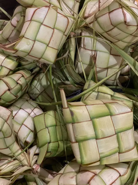 Ketupat ya da Kupat pirinç köftesi ya da olgun elmastır. Endonezya 'dan ketupat, bayram bayramı sırasında pilav pişirmek için taze hindistan cevizi yapraklarından yapılan doğal pirinç kabı..