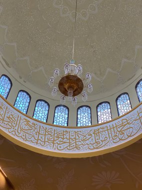 Şeyh zayed 'in Surakarta' daki camiinin muhteşem manzarası. Karmaşık İslami el yazısı, zarif kemerler ve güzel dekore edilmiş kubbeler sergileniyor..