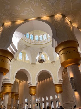 Şeyh zayed 'in Surakarta' daki camiinin muhteşem manzarası. Karmaşık İslami el yazısı, zarif kemerler ve güzel dekore edilmiş kubbeler sergileniyor..