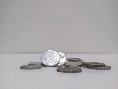 Endonezya paralarının çeşitli türleri izole edilmiş beyazlardır. Yakın plan.. 