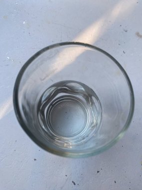 Saf suyla dolu cam bir bardak. Vücudu dengede tutmak için saf su iç..