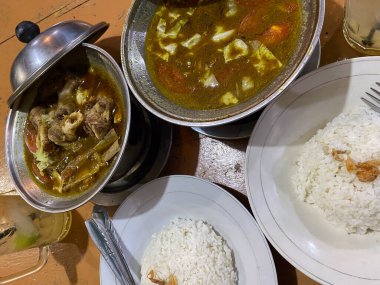 Tongseng Endonezya keçi etidir, köri gibi sebzeli ve soya soslu koyun eti çorbası. Küçük ısıtılmış bir tencerede..