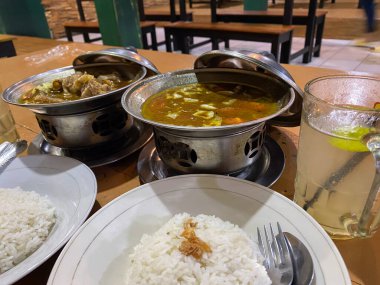 Tongseng Endonezya keçi etidir, köri gibi sebzeli ve soya soslu koyun eti çorbası. Küçük ısıtılmış bir tencerede..