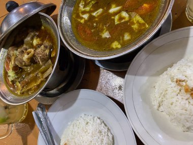 Tongseng Endonezya keçi etidir, köri gibi sebzeli ve soya soslu koyun eti çorbası. Küçük ısıtılmış bir tencerede..