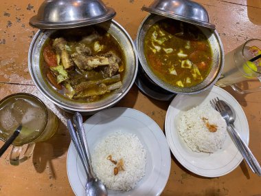 Tongseng Endonezya keçi etidir, köri gibi sebzeli ve soya soslu koyun eti çorbası. Küçük ısıtılmış bir tencerede..