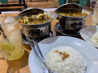 Tongseng Endonezya keçi etidir, köri gibi sebzeli ve soya soslu koyun eti çorbası. Küçük ısıtılmış bir tencerede..