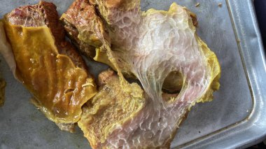 Kızarmış et parçaları tabakta..