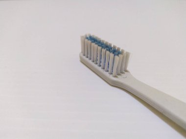 Tek plastik diş fırçası beyaz arkaplanda izole edilmiş.