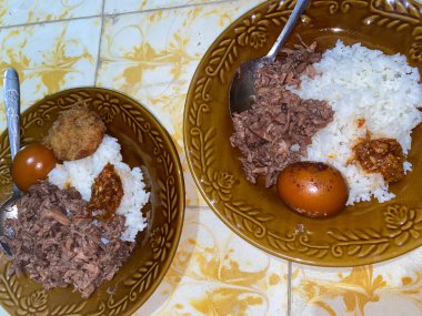 Gudeg ya da genç Jackfruit çok baharat ve esmer şekerle uzun süre pişirilir. Gudeg genç meyve ve yumurta. Endonezya yemeği. Gudeg 'in tadı güzel..