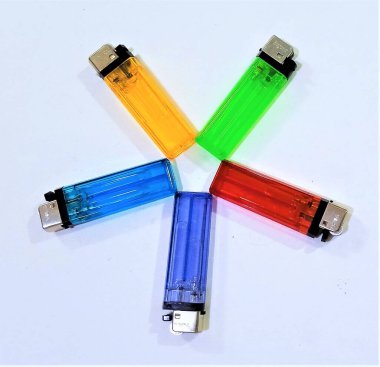 Gaz çakmakları naphtha ya da bütan gibi sıvılar kullanır. Alevin boyutu tehlikeli olmaması için ayarlanabilir.