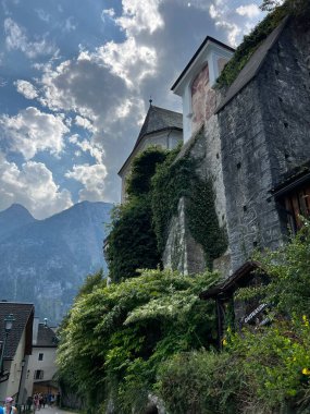 Hallstatt, Avusturya, 2024 'te bir kilise duvarında bir manzara. Yüksek kalite fotoğraf. Seyahat fotoğrafı..