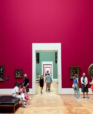 Münih, Almanya - 08.28.2024: Fuxia duvarlarının arka planına sahip Alte Pinakothek 'te bir sanat salonu. Yüksek kalite fotoğraf. Seyahat fotoğrafı. Resim..