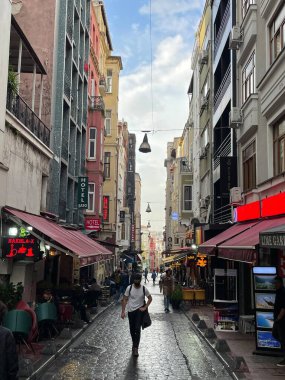İstanbul, Türkiye 10.2021: İstanbul kent merkezinde tuğla yolda tek başına yürüyen adam. Yüksek kalite fotoğraf. Seyahat fotoğrafı..