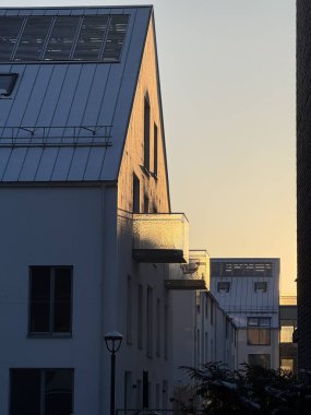 Pazar sabahı Vilnius, Litvanya 'da gün doğumu. Güneş ışığı Beyaz Saray' ı yansıtıyor. Yüksek kalite fotoğraf. Yaşam tarzı fotoğrafı..