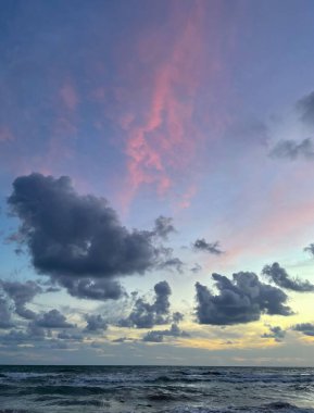 Türkiye 'de ufuk çizgisi ve bulutlu gökyüzü ile deniz üzerinde pembe gün batımı, plajdan manzara. Yüksek kalite fotoğraf. Seyahat fotoğrafı..