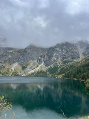 Sakin Dağ Gölü Bulutlu Sonbahar Gökyüzü Altındaki Sisli Tepeleri Yansıtıyor. Yüksek kalite fotoğraf