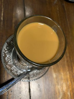 Bir fincan sade kahve ve kaşık.