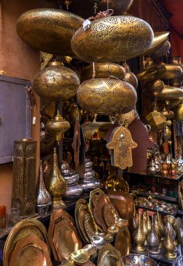 Marakeş, Fas 'taki Eski Medine' nin görkemli renkli caddelerinin ve dükkanlarının manzarası. Fotoğraf 5 Aralık 2024 'te Marakeş' te çekildi.