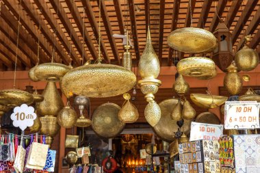 Marakeş, Fas 'taki Eski Medine' nin görkemli renkli caddelerinin ve dükkanlarının manzarası. Fotoğraf 5 Aralık 2024 'te Marakeş' te çekildi.