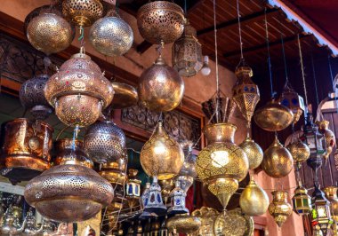 Marakeş, Fas 'taki Eski Medine' nin görkemli renkli caddelerinin ve dükkanlarının manzarası. Fotoğraf 5 Aralık 2024 'te Marakeş' te çekildi.