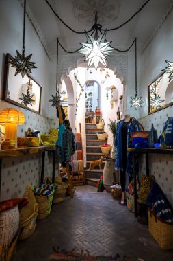 Marakeş, Fas 'taki Eski Medine' nin görkemli renkli caddelerinin ve dükkanlarının manzarası. Fotoğraf 5 Aralık 2024 'te Marakeş' te çekildi.