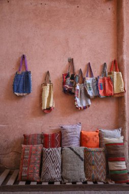 Marakeş, Fas 'taki Eski Medine' nin görkemli renkli caddelerinin ve dükkanlarının manzarası. Fotoğraf 5 Aralık 2024 'te Marakeş' te çekildi.