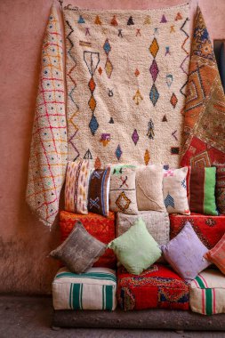 Marakeş, Fas 'taki Eski Medine' nin görkemli renkli caddelerinin ve dükkanlarının manzarası. Fotoğraf 5 Aralık 2024 'te Marakeş' te çekildi.