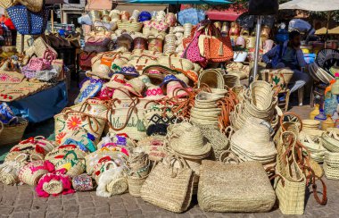 Marakeş, Fas 'taki Eski Medine' nin görkemli renkli caddelerinin ve dükkanlarının manzarası. Fotoğraf 5 Aralık 2024 'te Marakeş' te çekildi.