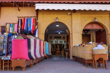 Marakeş, Fas 'taki Eski Medine' nin görkemli sokak dükkanlarındaki baharat manzarası. Fotoğraf 5 Aralık 2024 'te Marakeş' te çekildi.