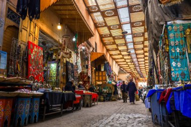 Marakeş, Fas 'taki Eski Medine' nin muhteşem sokak mimarisinin manzarası. Fotoğraf 5 Aralık 2024 'te Marakeş' te çekildi.