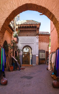 Marakeş, Fas 'taki Eski Medine' nin muhteşem sokak mimarisinin manzarası. Fotoğraf 5 Aralık 2024 'te Marakeş' te çekildi.