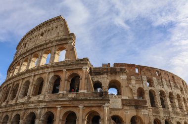 İtalya 'nın sonsuz kenti Roma' daki Colosseum 'un görkemli mimarisinin manzarası. Fotoğraf 8 Aralık 2024 'te Roma' da çekildi.