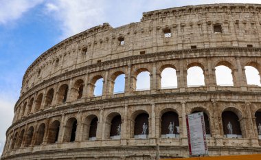 İtalya 'nın sonsuz kenti Roma' daki Colosseum 'un görkemli mimarisinin manzarası. Fotoğraf 8 Aralık 2024 'te Roma' da çekildi.