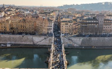 İtalya 'nın sonsuz Roma şehrindeki ünlü St. Angelo Köprüsü' nün muhteşem mimarisinin manzarası. Fotoğraf 29 Aralık 2024 'te Roma' da çekildi.