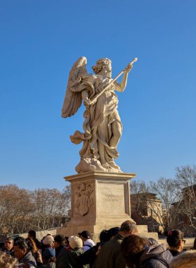 İtalya 'nın sonsuz Roma şehrindeki ünlü St. Angelo Köprüsü' nün görkemli heykeli ve mimarisinin manzarası. Fotoğraf 29 Aralık 2024 'te Roma' da çekildi.