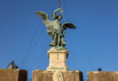 İtalya 'nın sonsuz Roma kenti Castel Sant' Angelo 'nun görkemli mimarisi ve heykelinin manzarası. Fotoğraf 29 Aralık 2024 'te Roma' da çekildi.