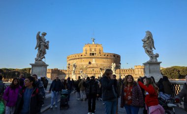İtalya 'nın sonsuz Roma kenti Castel Sant' Angelo 'nun görkemli mimarisi ve heykelinin manzarası. Fotoğraf 29 Aralık 2024 'te Roma' da çekildi.