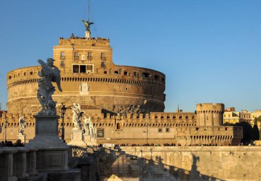 İtalya 'nın sonsuz Roma kenti Castel Sant' Angelo 'nun görkemli mimarisi ve heykelinin manzarası. Fotoğraf 29 Aralık 2024 'te Roma' da çekildi.