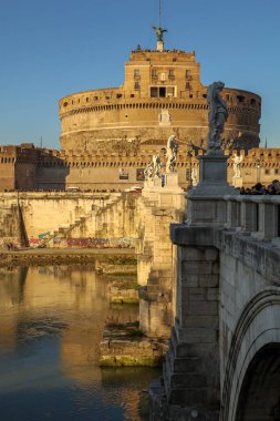 İtalya 'nın sonsuz Roma kenti Castel Sant' Angelo 'nun görkemli mimarisi ve heykelinin manzarası. Fotoğraf 29 Aralık 2024 'te Roma' da çekildi.