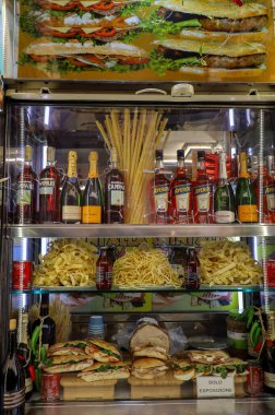 İtalya 'nın sonsuz Roma şehrindeki görkemli sokak turist dükkanının manzarası. Fotoğraf 29 Aralık 2024 'te Roma' da çekildi.