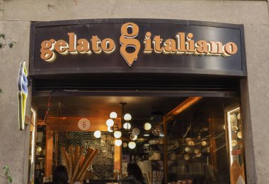 İtalya 'nın sonsuz Roma şehrindeki görkemli sokak turist dükkanının manzarası. Fotoğraf 29 Aralık 2024 'te Roma' da çekildi.