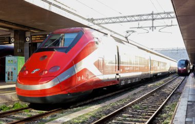 İtalya 'nın sonsuz Roma kentindeki Termini İstasyonu' ndaki görkemli ITALO hızlı treninin manzara manzarası. Fotoğraf 29 Aralık 2024 'te Roma' da çekildi.