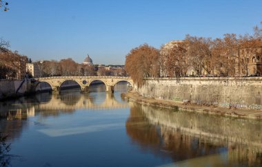 Muhteşem nehir kabilesi, köprü ve ariel manzaralı ebedi Roma, İtalya şehri manzarası. Fotoğraf 29 Aralık 2024 'te Roma' da çekildi.
