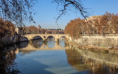 Muhteşem nehir kabilesi, köprü ve ariel manzaralı ebedi Roma, İtalya şehri manzarası. Fotoğraf 29 Aralık 2024 'te Roma' da çekildi.