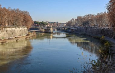 Muhteşem nehir kabilesi, köprü ve ariel manzaralı ebedi Roma, İtalya şehri manzarası. Fotoğraf 29 Aralık 2024 'te Roma' da çekildi.